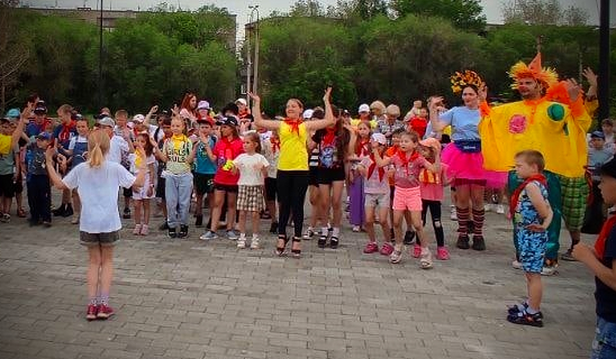 С Днём защиты детей! Перед дворцом прошёл большой праздник