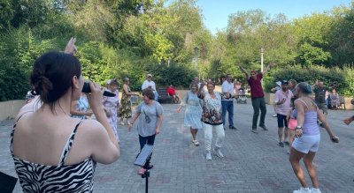 Дискотека и живой вокал в сквере Металлургов