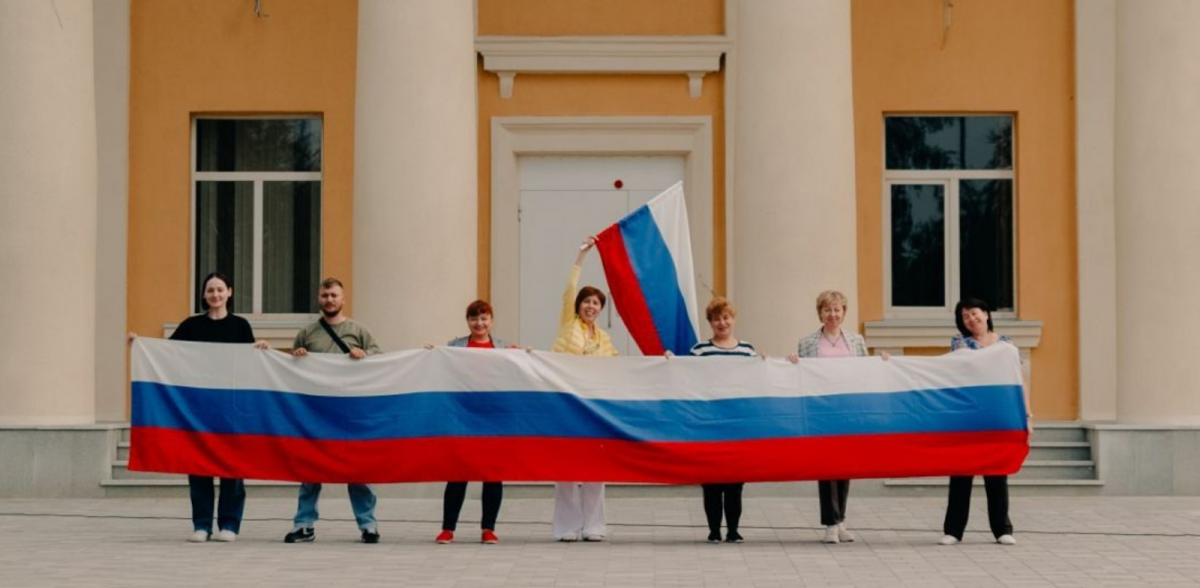 Наш дворец принял участие в акции «Триколор» ко Дню флага России!