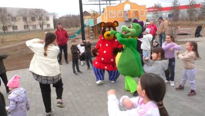 Развлекательно-игровая программа "Время чудес!" в поселке Железнодорожников прошла с большим успехом!