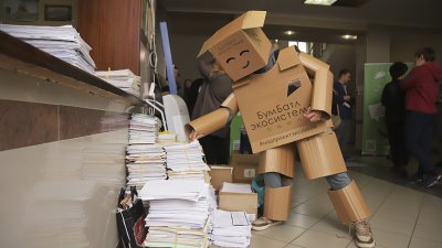 Участвуйте в акции «БумБатл»: сдавайте макулатуру и получайте подарки.